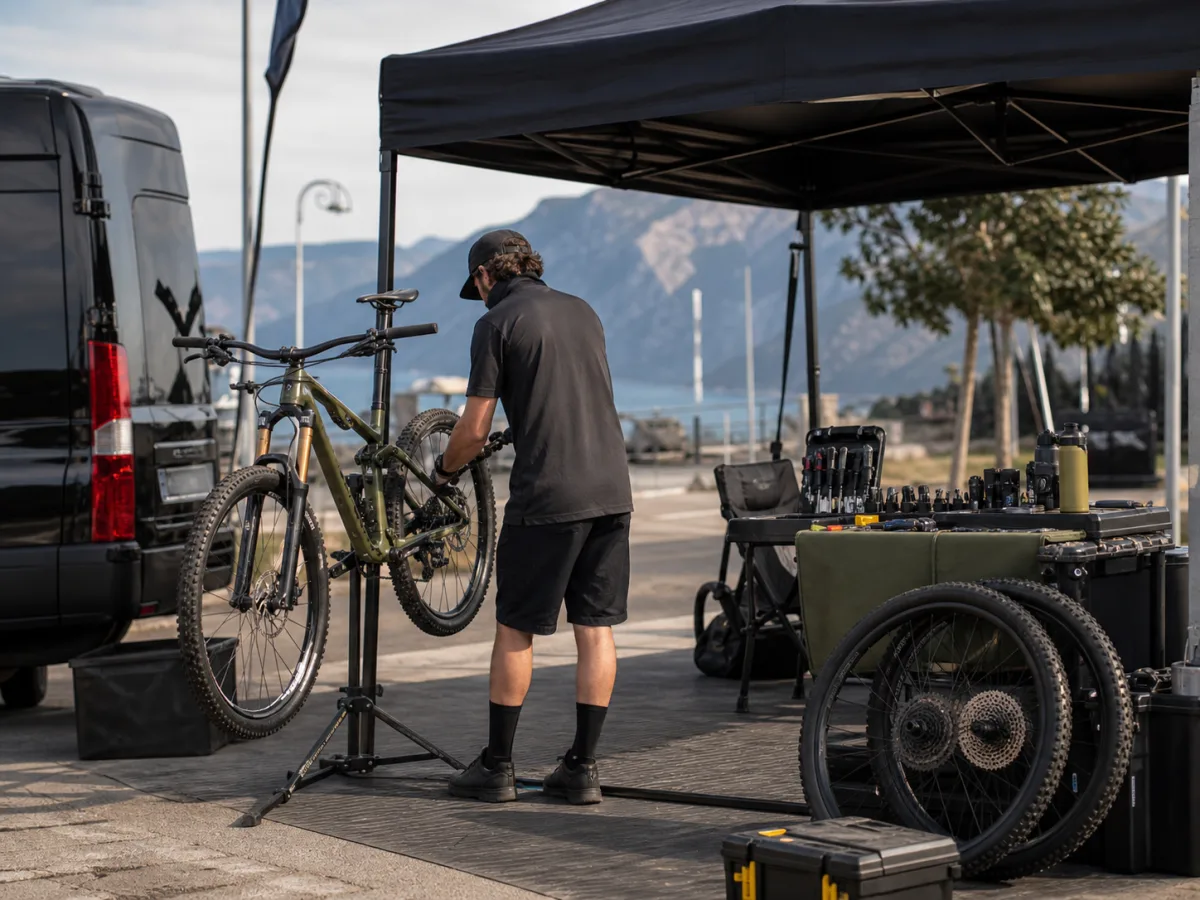 Mobilni bike mehaničar servisira bike na lokaciji