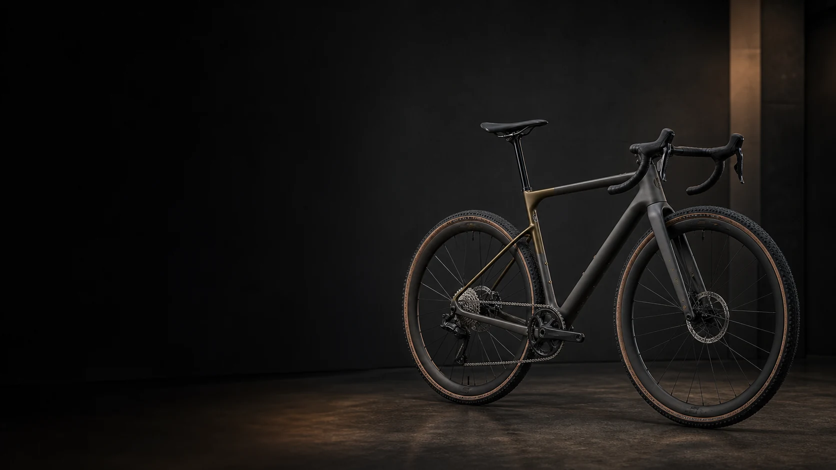 Premium gravel bicikl u tamnom studiju