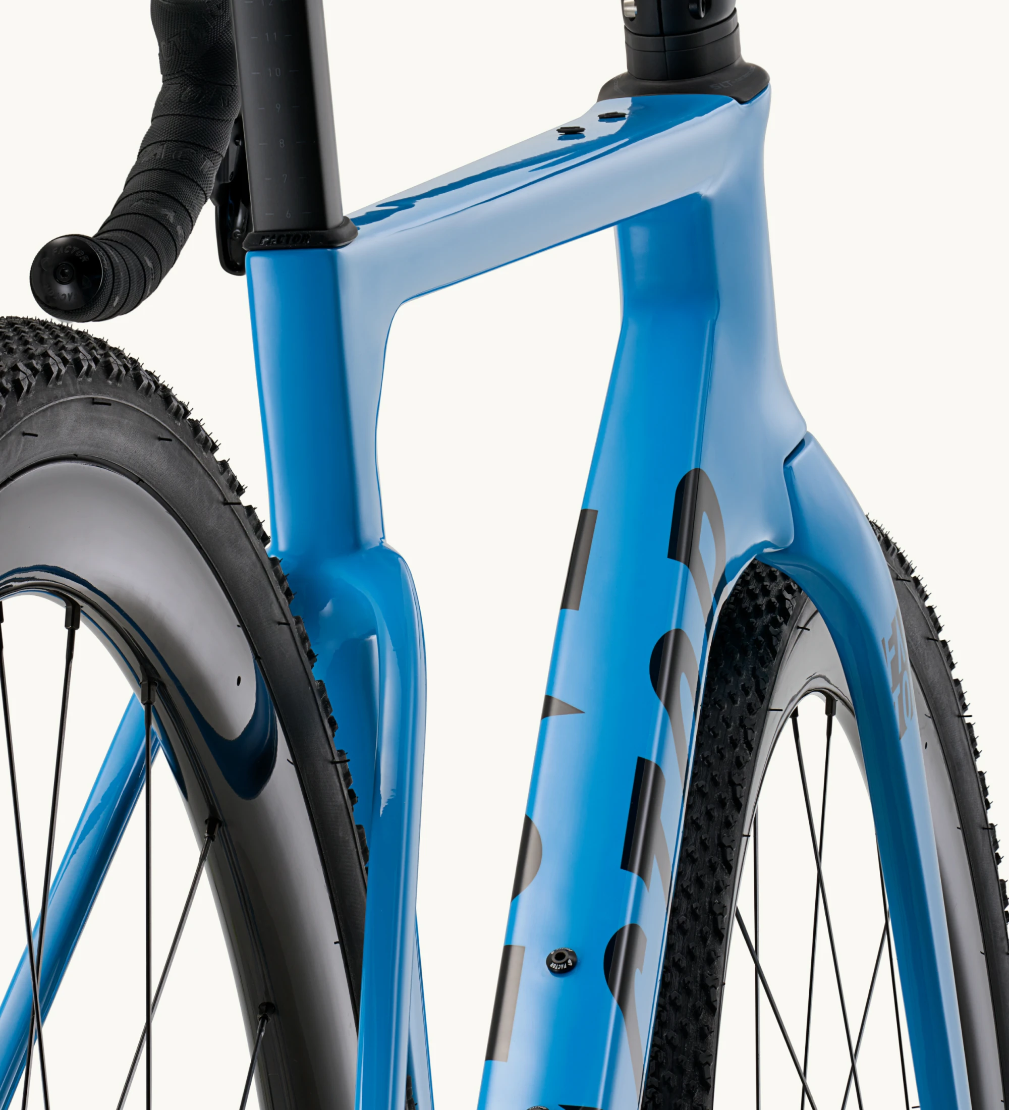 Factor Ostro Gravel - Prostor za gume i Black Inc oprema